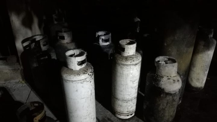 Bomberos evitaron una tragedia en un incendio que dañó garrafas de gas y los agredieron