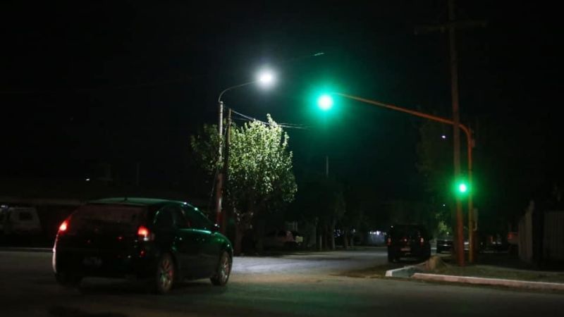 El barrio Los Andes ya tiene nueva iluminación led y semáforos