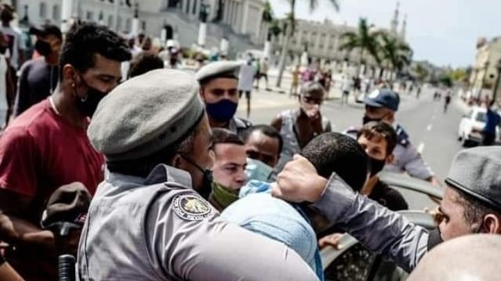 "¡Abajo la dictadura!": miles de cubanos manifiestan en contra del gobierno