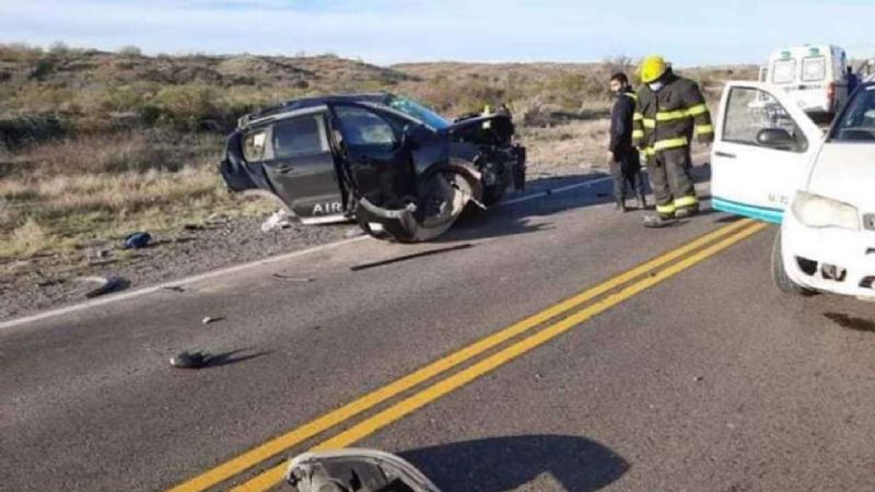 Horror: perdió el control del auto, chocó con un camión y murieron sus 3 hijos