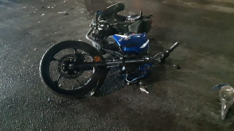 Motociclista sufrió amputación de un dedo al chocar contra camión estacionado