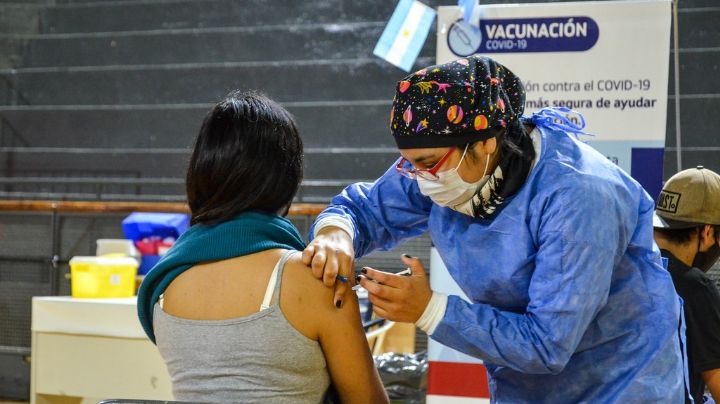 Para la OMS, es urgente vacunar contra coronavirus a grupos con factores de riesgo