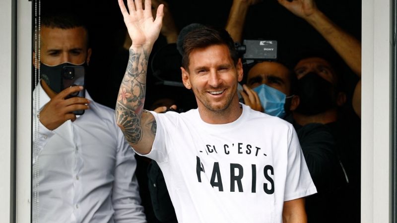 Messi llegó a París, enloqueció a la hinchada y Neymar le dio la bienvenida al PSG
