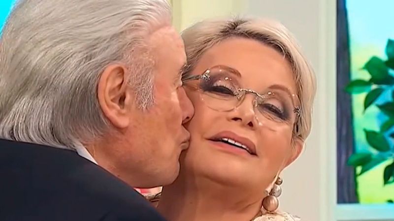 A Carmen Barbieri le robaron un beso al aire, en pleno programa