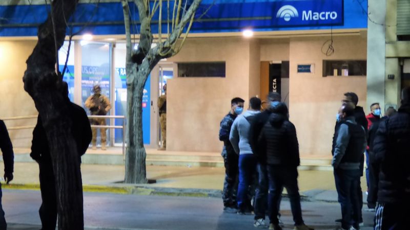 Intento de robo al banco Macro en San Juan: el ladrón ingresó solo y trató de esconderse en el cielorraso