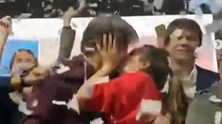 El apasionado beso de una sanjuanina con un candidato ganador de JxC en Tigre
