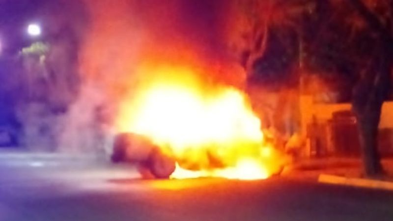 Se incendió un auto a metros de plaza Laprida