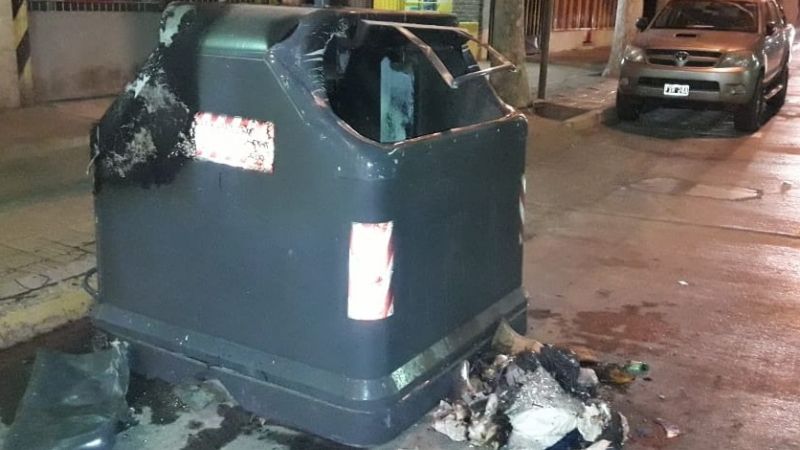 2 chicas quemaron 3 contenedores en el barrio San Martín y fueron detenidas
