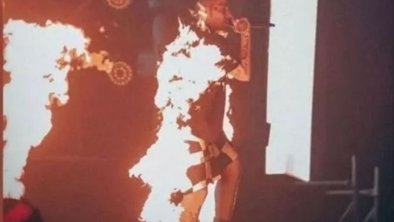 El Duki terminó prendido fuego por un accidente en el escenario
