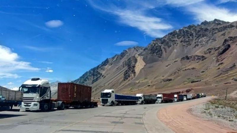 Preocupación de la UIA y CERA por los tres mil camiones varados en la frontera con Chile