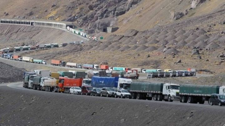 Más de 3.000 camiones siguen varados en el paso Cristo Redentor