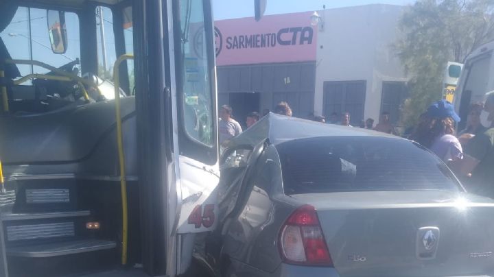 Chocó un colectivo y un auto: una persona terminó en el hospital