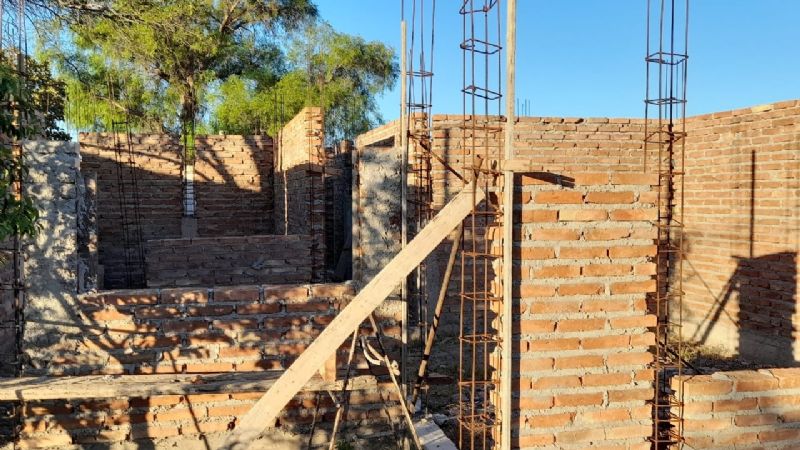 Renacer entre los escombros: perdieron todo en el terremoto y trabajan a pleno para construir su casa