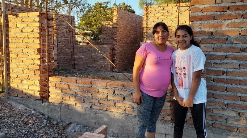 Renacer entre los escombros: perdieron todo en el terremoto y trabajan a pleno para construir su casa