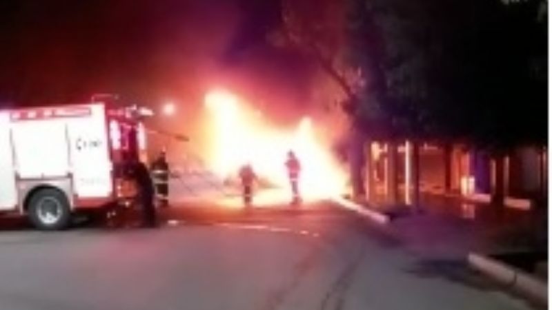 Un auto se incendió en Rivadavia y un detalle reveló que fue intencional