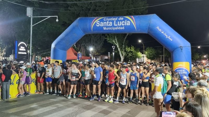 Una multitud copó las calles de Santa Lucía en una nueva edición de la maratón nocturna