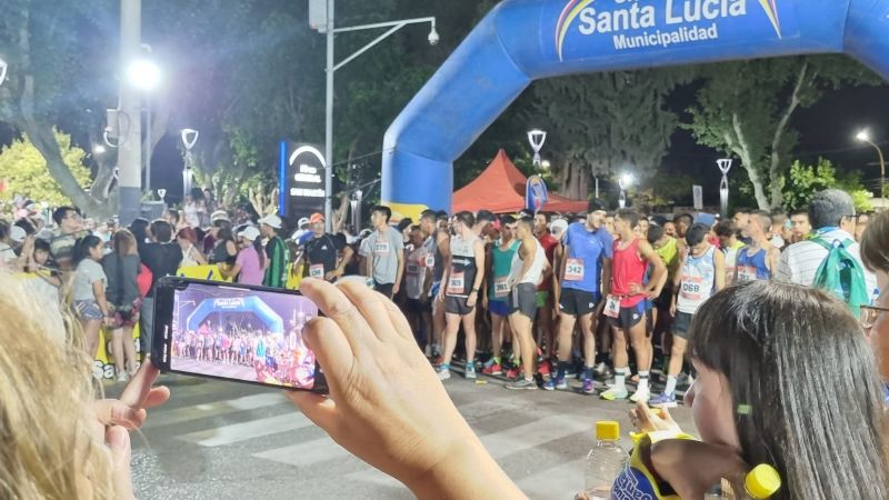 Una multitud copó las calles de Santa Lucía en una nueva edición de la maratón nocturna