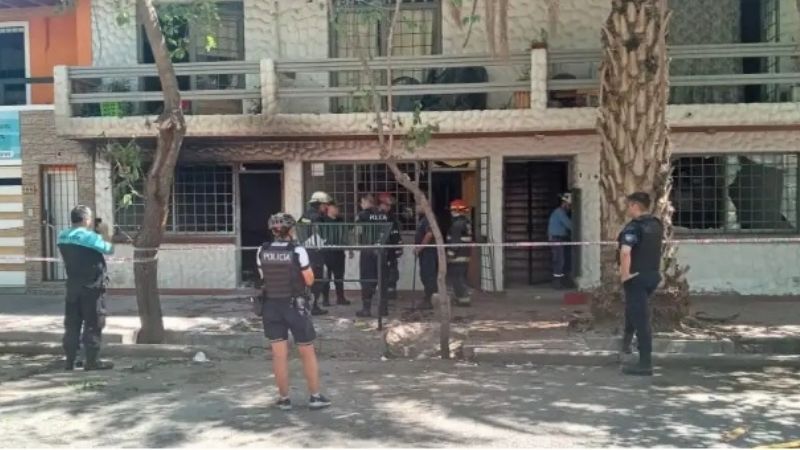 Pánico en Mendoza: explotó un termotanque y se incendiaron 8 departamentos