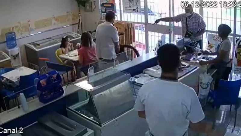 Video: Violento robo a mano armada en una heladería de Capital