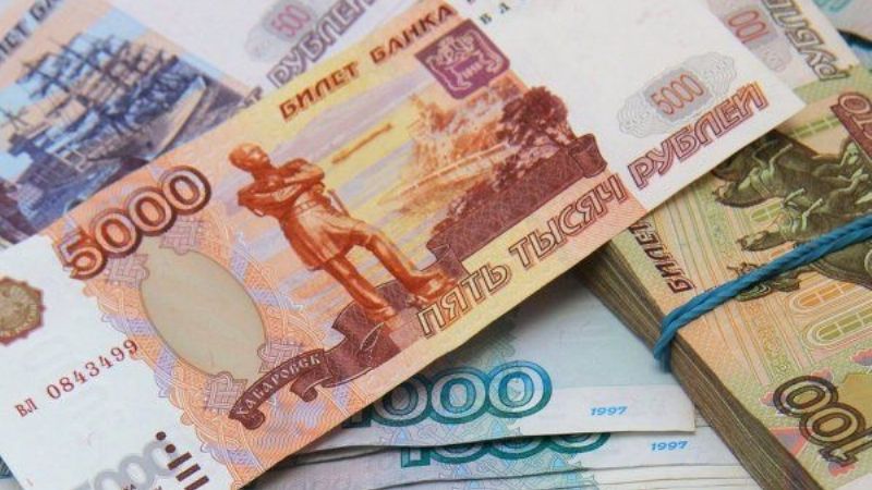 Por la invasión a Ucrania, la moneda cae un 27% frente al euro y el dólar