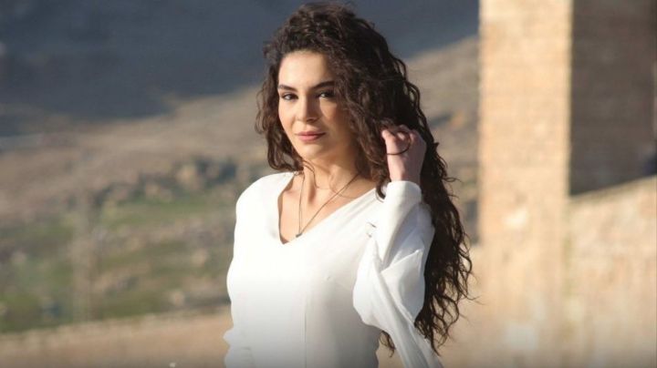 La protagonista de Hercai, Ebru Sahin, fue sorprendida por su novio con un gran gesto