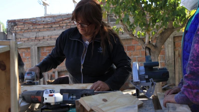 Mujeres carpinteras: las sanjuaninas que trabajan y aprenden un oficio para expandir sus horizontes