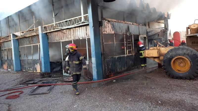 Voraz incendio en un depósito dejó importantes pérdidas materiales en Capital
