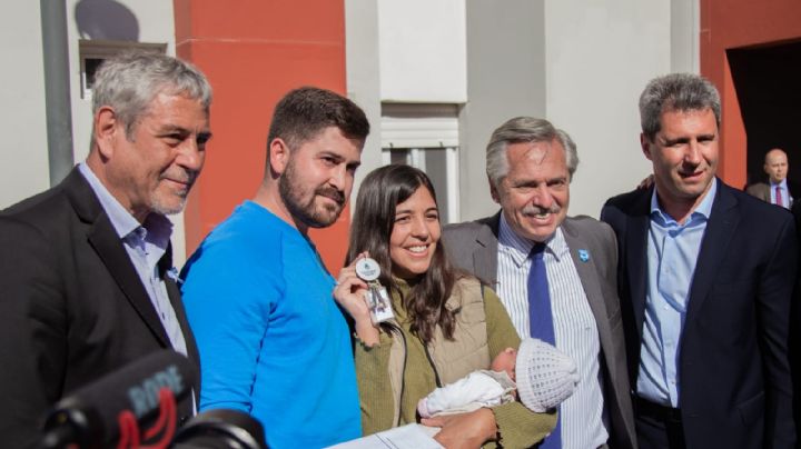 Recorrido de una obra, entrega de viviendas y almuerzo con Uñac: así fue el paso fugaz de Alberto Fernández