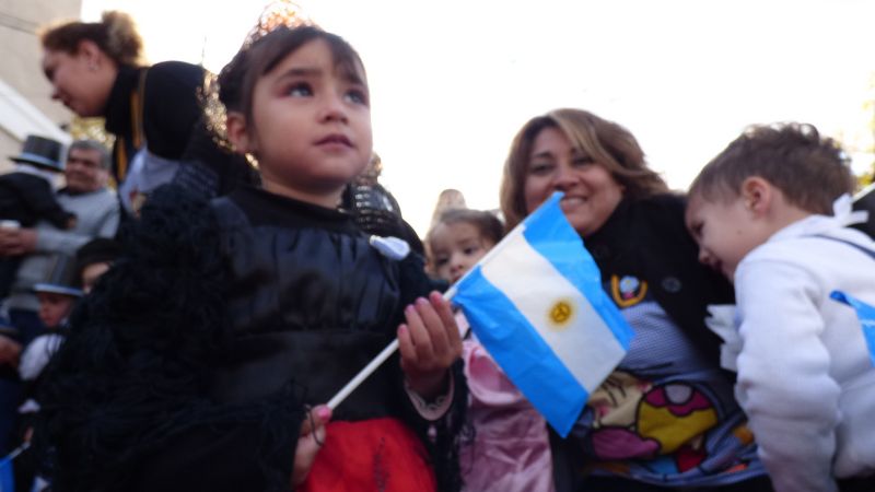 Cargado de color y ternura: los niños protagonizaron el desfile patrio en Santa Lucía