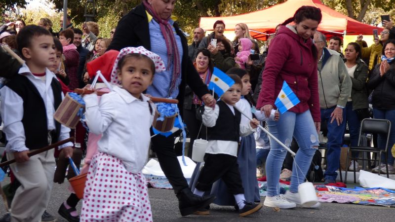 Cargado de color y ternura: los niños protagonizaron el desfile patrio en Santa Lucía