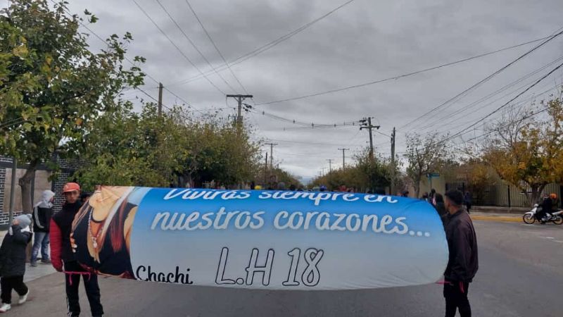 Caso Sasha Flores: pegaron carteles de "Se busca" por el conductor prófugo y marcharon por justicia