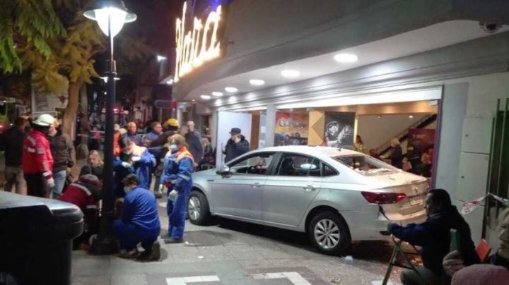 Mendoza: 23 heridos después de que un auto se incrustó en un teatro