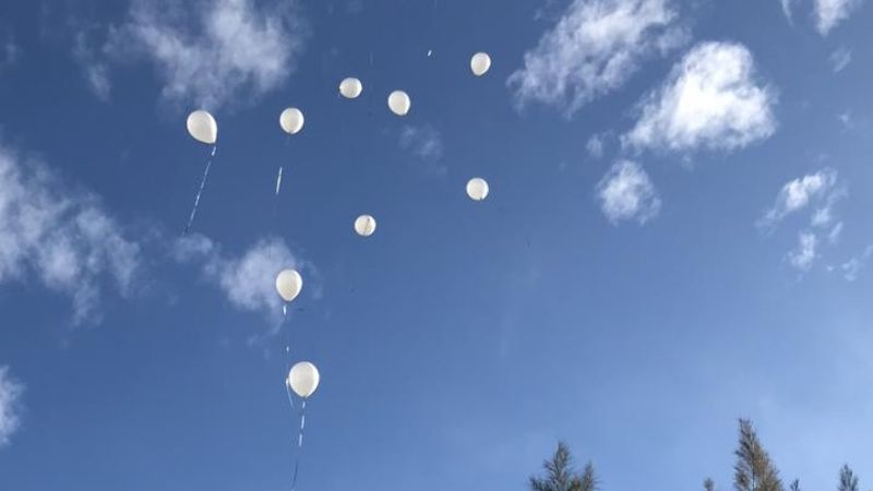 Con una emotiva suelta de globos, colocaron un "ángel azul" donde falleció Ayelén Castro