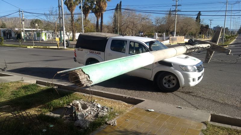 Susto: una camioneta de Ambiente, aplastada por un pesado pilar