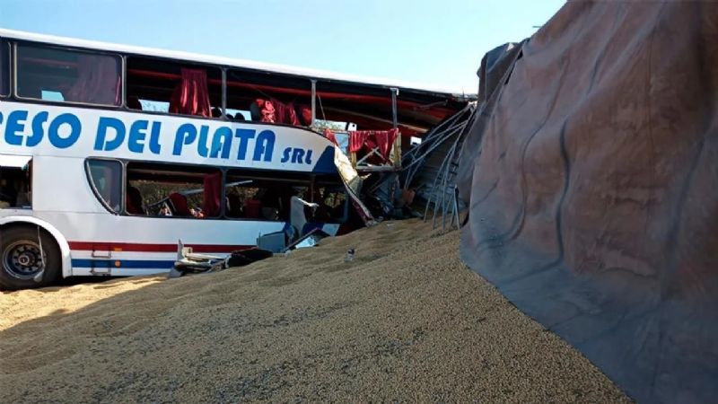 Tragedia en Santiago del Estero: 6 muertos y 11 heridos por el choque entre un micro y un camión
