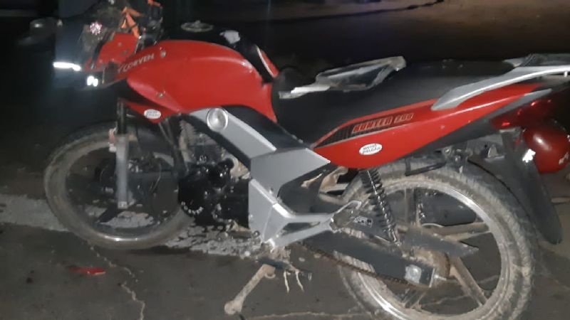 Fuerte choque de un motociclista a un auto estacionado en Las Chacritas