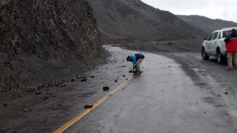 Rutas con rocas y badenes con material de arrastre, las consecuencias de la lluvia en San Juan