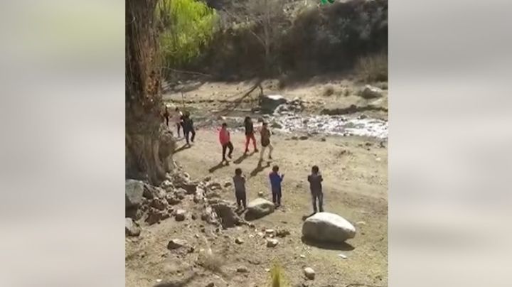 Video emocionante: Niños de las Sierras de Elizondo practican para un desfile, al costado del río