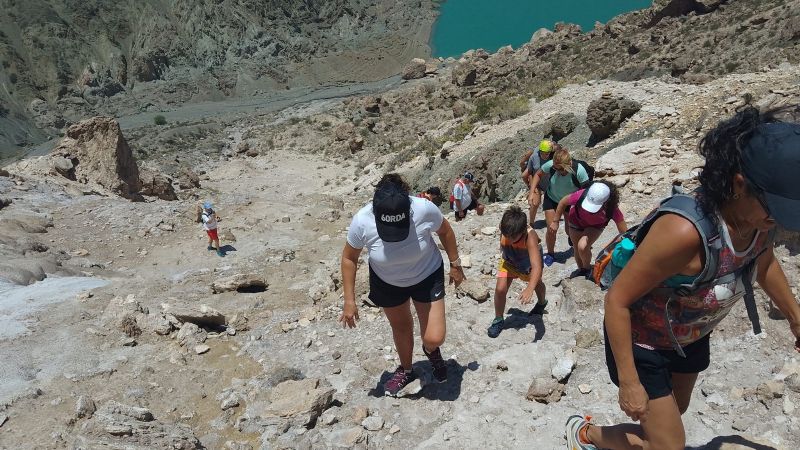 Hipnótico cerro La Sal: un imán para los visitantes al dique Punta Negra