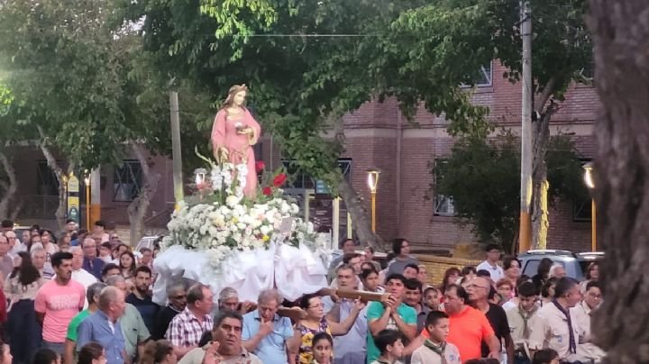 Miles de fieles renovaron su fe en la procesión en honor a Santa Lucía