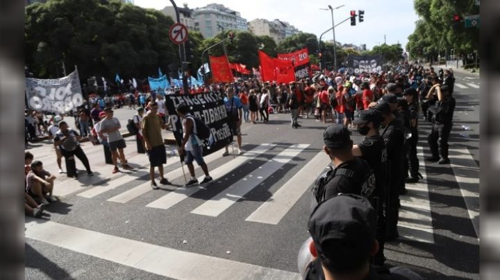 Piqueteros marchan en todo el país desafiando a la política antipiquetes del Gobierno Nacional