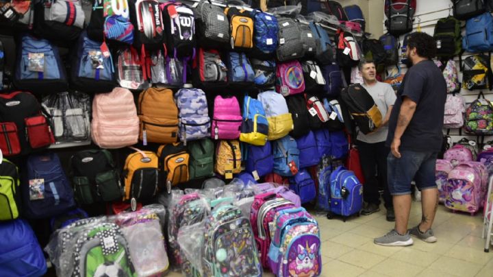 Venta escolar anticipada: con descuentos, los sanjuaninos buscan mochilas y lo básico de librería