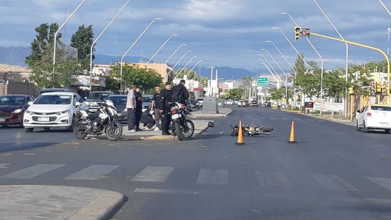 Un motociclista, afectado en fuerte choque en Rivadavia