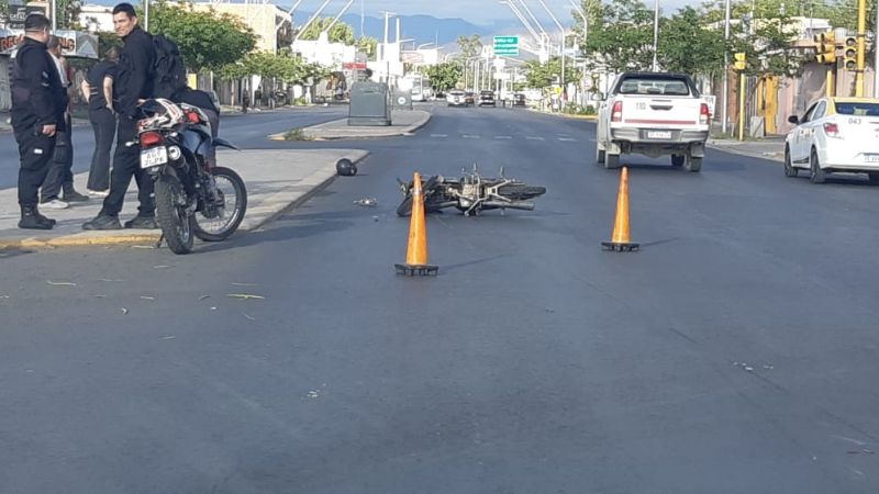 Un motociclista, afectado en fuerte choque en Rivadavia