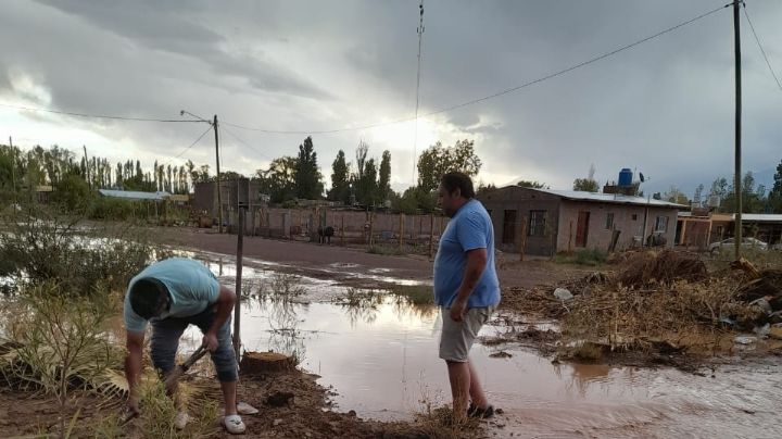 Nueva creciente en Barreal: unidos, los vecinos trataron de evitar el ingreso del agua a las casas