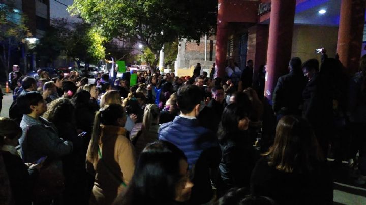 Padres de un colegio de Capital manifestaron por la presunta violación de una nena en el baño