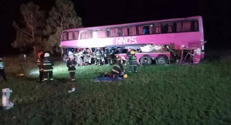 Tragedia en Santa Fe: 5 muertos y 4 heridos graves al chocar un micro de turismo con un camión