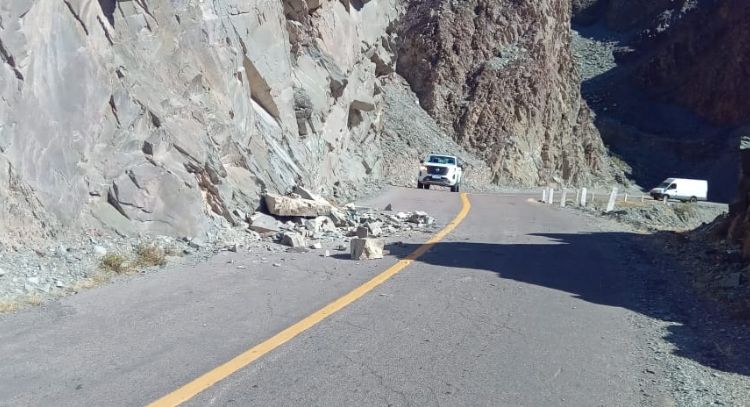 El viento zonda generó desprendimientos de rocas sobre una ruta sanjuanina
