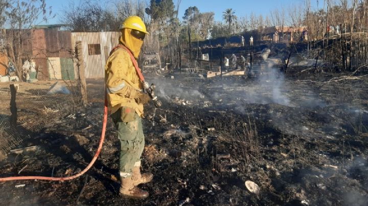 Un incendio de pastizales puso en peligro a viviendas del Barrio Bustelo