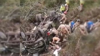 Un camión del Ejército desbarrancó y cayó al vacío en San Martín de los Andes: múltiples heridos